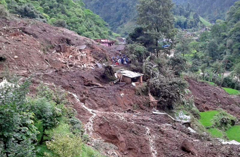 पहिरोले पुरिएर तीनको मृत्यु, छ बेपत्ता