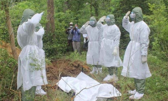 नेपाली सेनाद्वारा काेरोनाबाट मृत्यु भएकी महिलाको शव स-सम्मान व्यवस्थापन