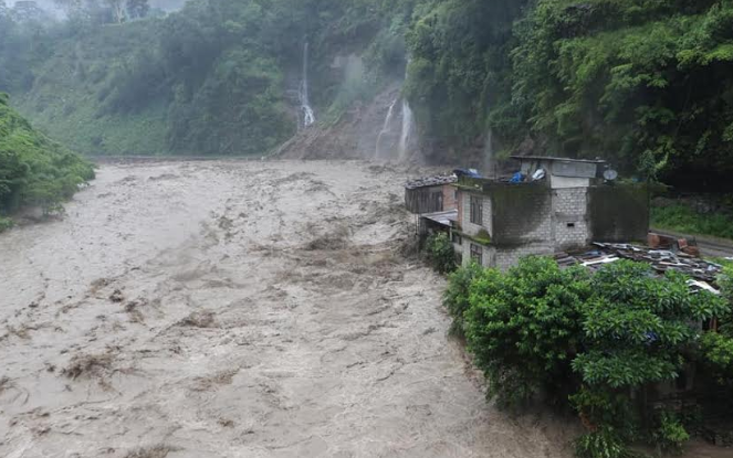 तातोपानीमा एक युवालाई बाढीले बगायो