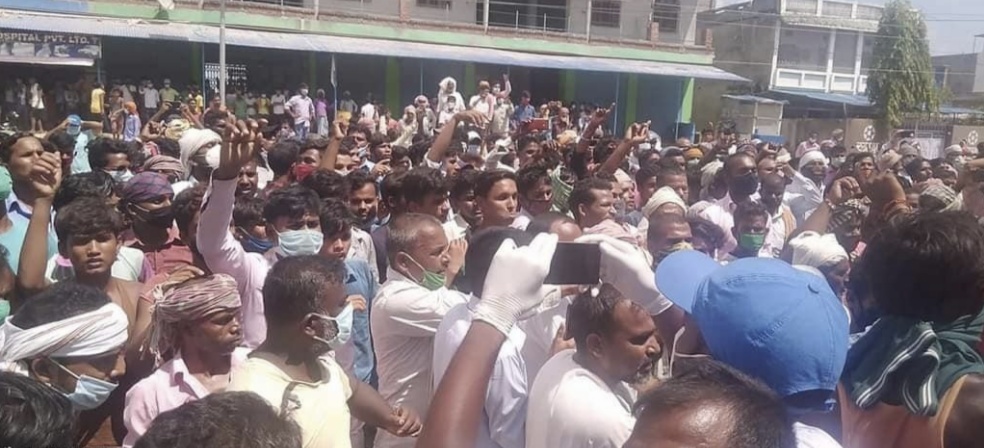 निषेधाज्ञा उलंघन गर्दै रौतहट प्रहरी कार्यालय घेराउ