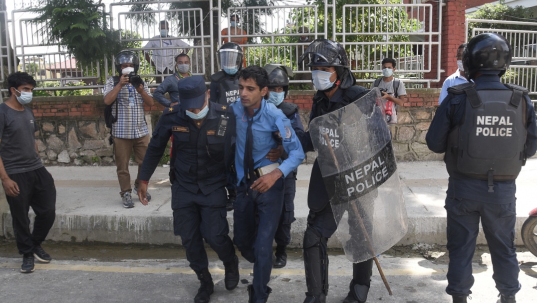 ट्राफिक प्रहरीलाई कुटेको अभियोगमा ९ जना पक्राउ