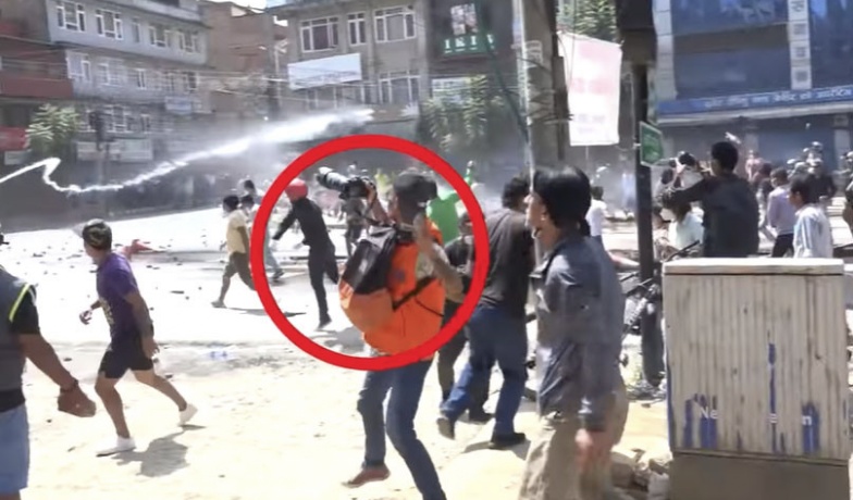 पत्रकारको ज्याकेट लगाएर प्रहरीलाई ढुङ्गा हान्ने पक्राउ