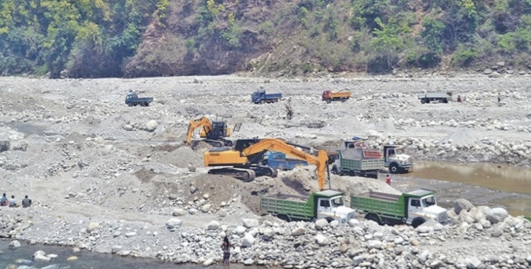 नदीजन्य पदार्थ अवैधरूपमा ओसारपसारमा संलग्न गाडी नियन्त्रणमा