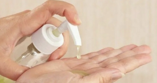 पाँच वटा उद्योगले उत्पादन गरेका स्यानिटाइजरमा विषाक्त रसायन ‘मिथानल’ भेटिएपछि प्रतिबन्ध लगाइयो