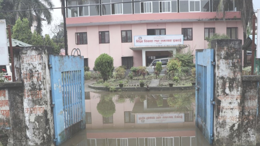 नहर अतिक्रमण हुँदा सरकारी कार्यालय डुबानमा