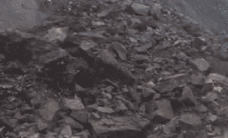 गजुरीमा पहिरो जाँदा दुई सवारीसाधन पुरिए